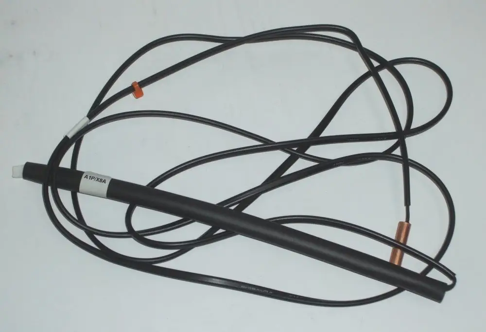 Temperatursensor mit Kabeln für Daikin-Systeme, konzipiert für die Messung der Wassertemperatur in Heiz- und Kühlanlagen. Kabel sind in verschiedenen Längen angeordnet.